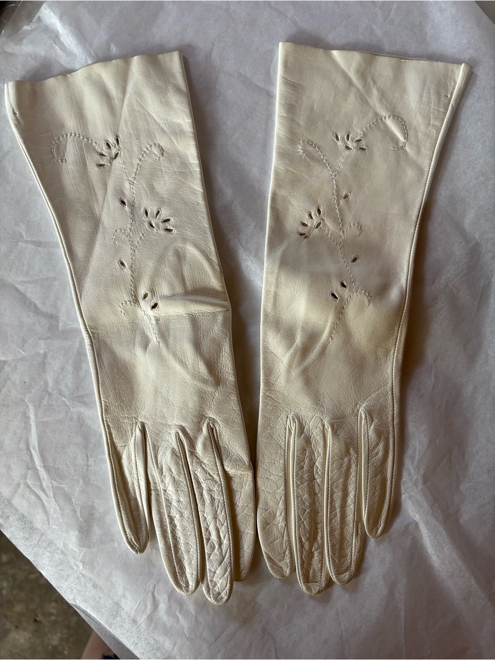 Vintage Style Cream Leather Ladies Gloves with Embroidered Detail